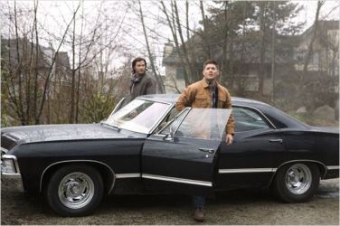 Dean, Sam et l'Impala (saison 9) - © http://www.allocine.fr/series/ficheserie-440/photos/detail/?cmediafile=21101874